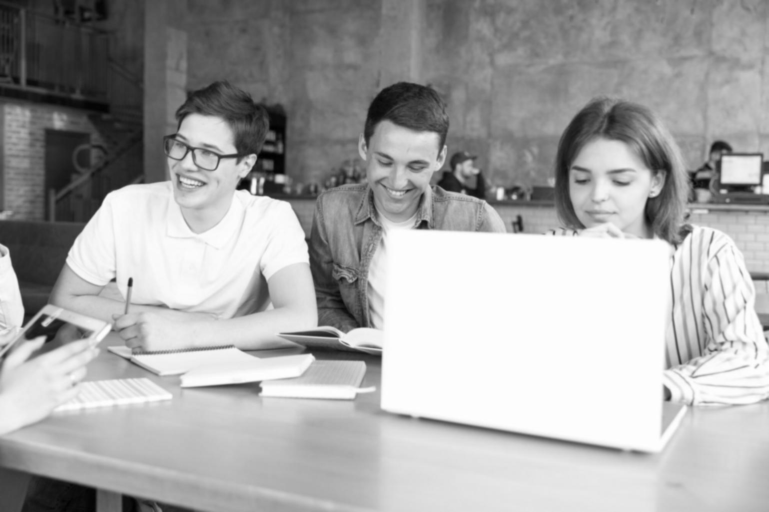 Finanzanalyse und Budgetplanung in modernem Büroumfeld